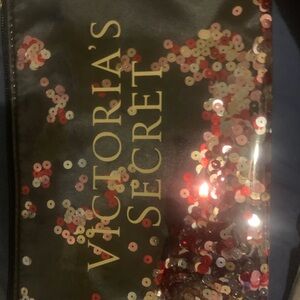 New w/o tags. Victoria Secret makeup bag. The sparkles flit with movement.
